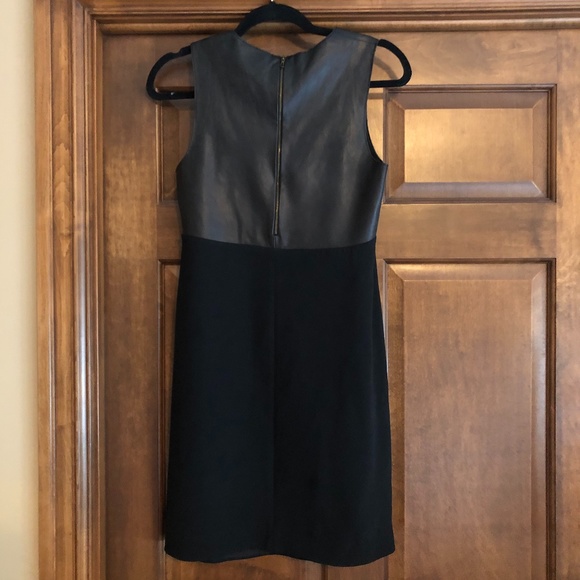 Elegant Black Sleeveless Dress - Picture 7 of 12